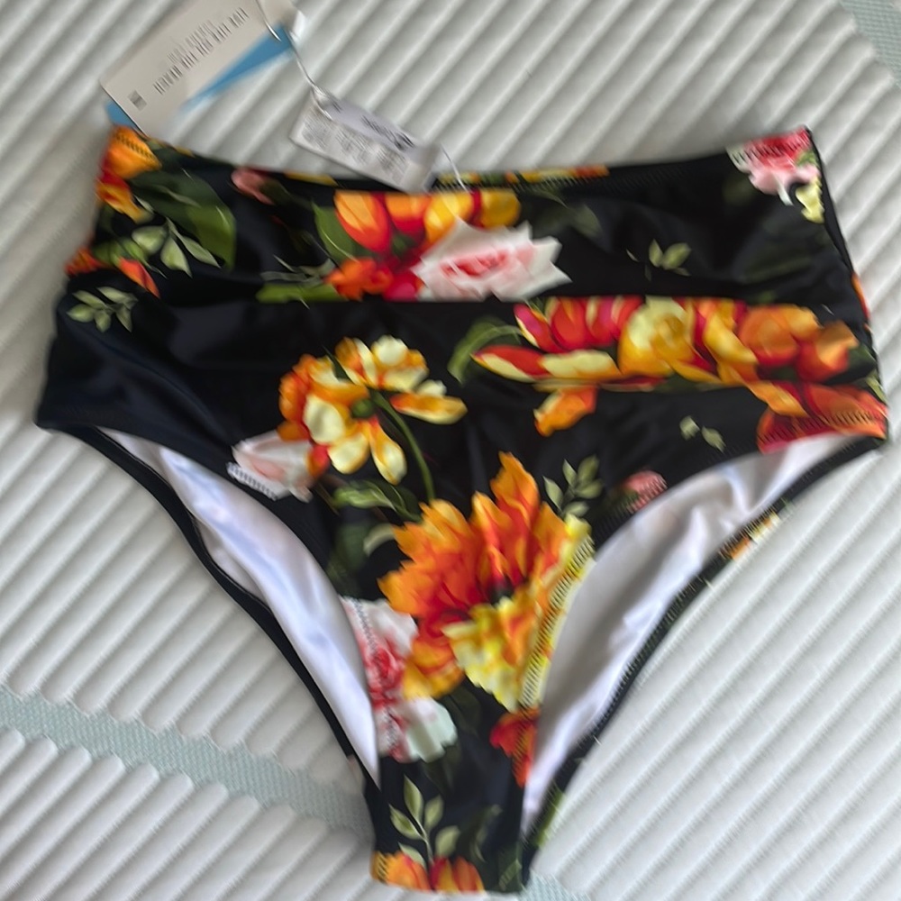 Cupshe bathing suit bottom. High waist. Size M. NWT. Ruching for tummy control.